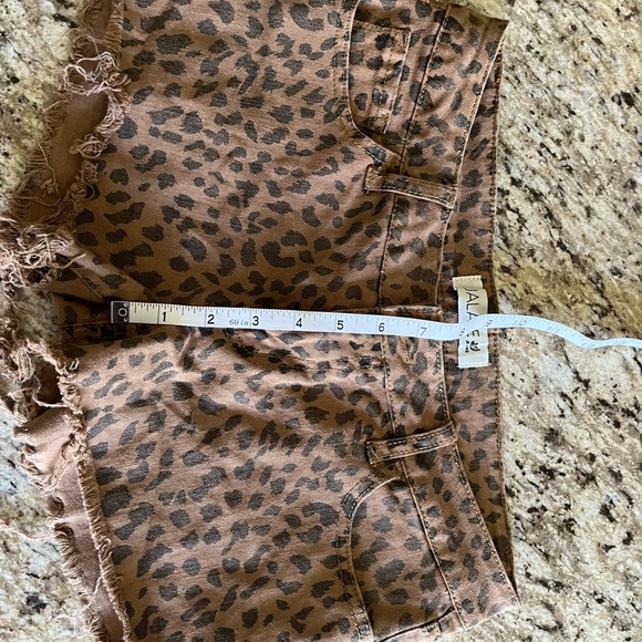 Leopard Distressed Shorts - Picture 4 of 5